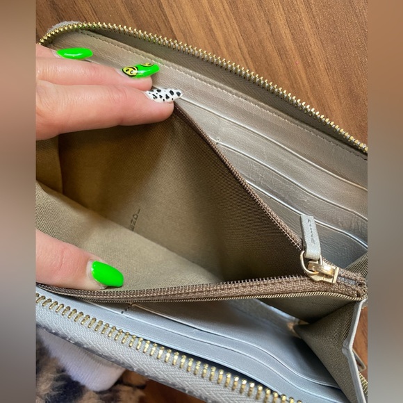 Fendi wallet, silver metallic leather with gold hardware - Picture 6 of 11